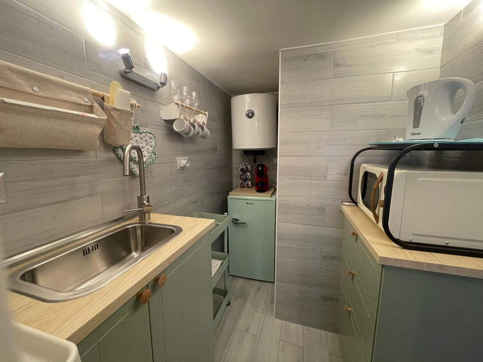 Kitchen or kitchenette