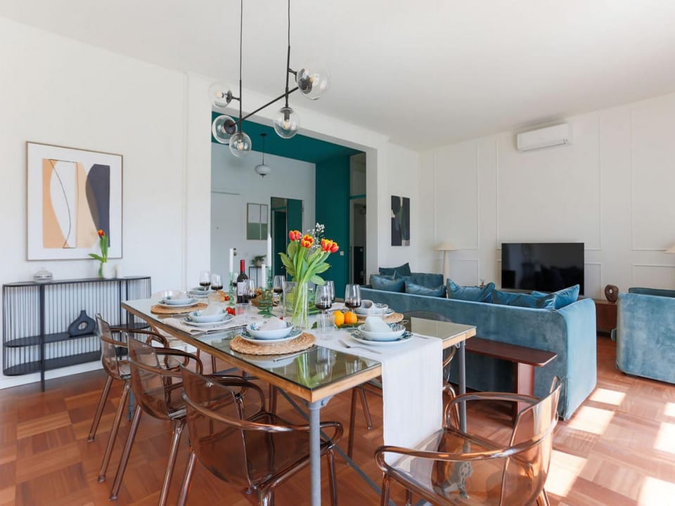 TV and multimedia, Living room, Seating area, Dining area, Evening entertainment, air conditioner
