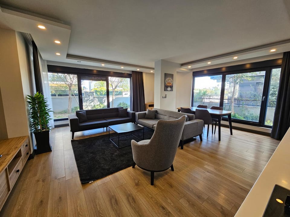 TV and multimedia, Seating area, Dining area