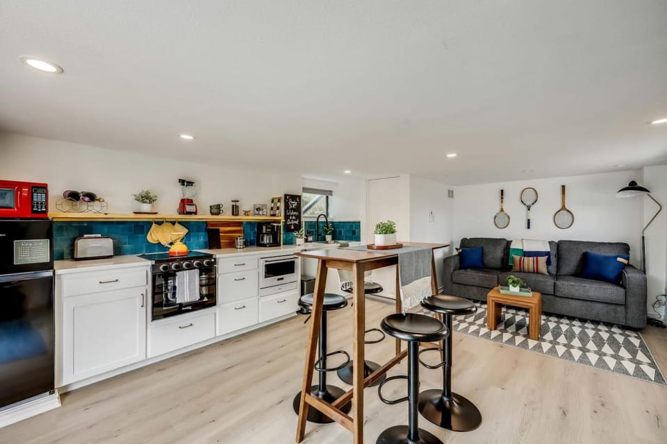 Coffee/tea facilities, Kitchen or kitchenette, Dining area