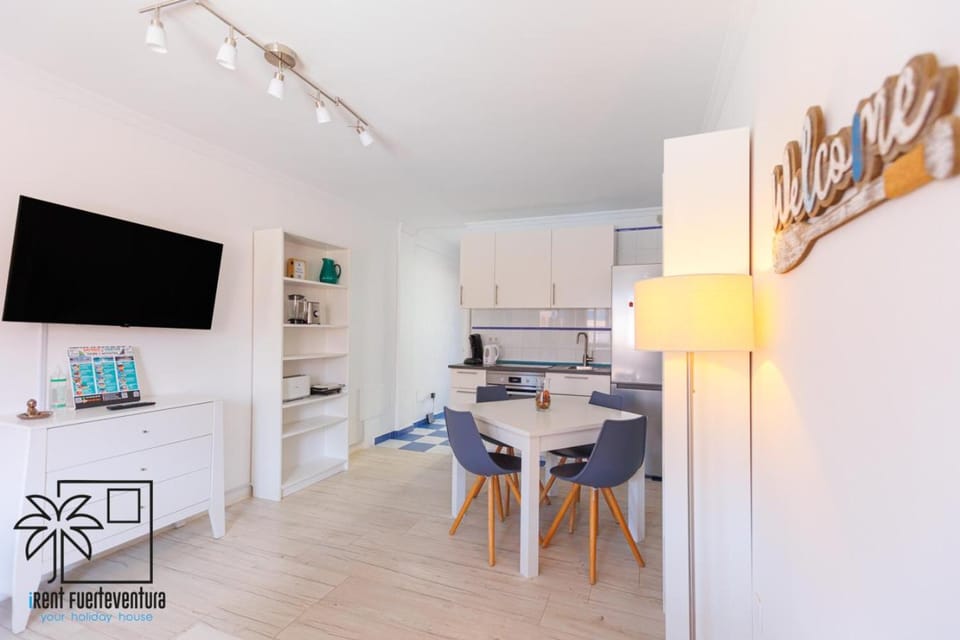 TV and multimedia, Kitchen or kitchenette, Dining area, oven, stove