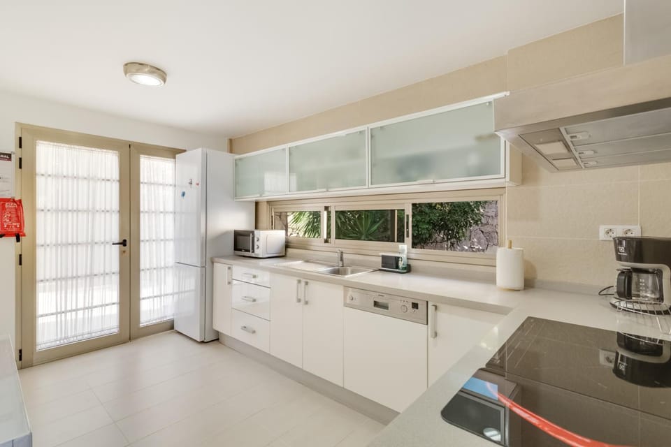Property building, Kitchen or kitchenette, Living room