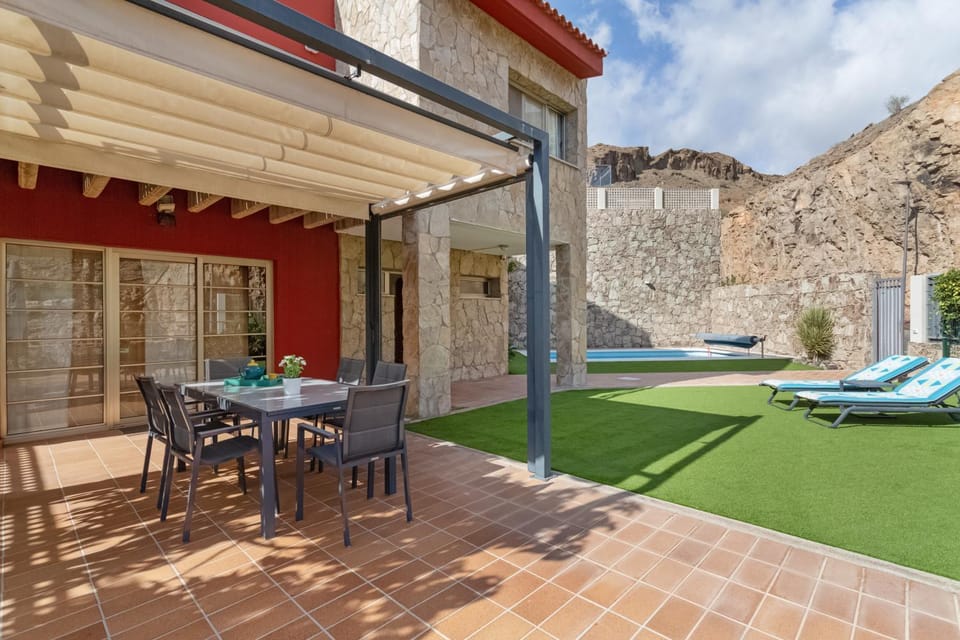 Property building, Balcony/Terrace, Living room