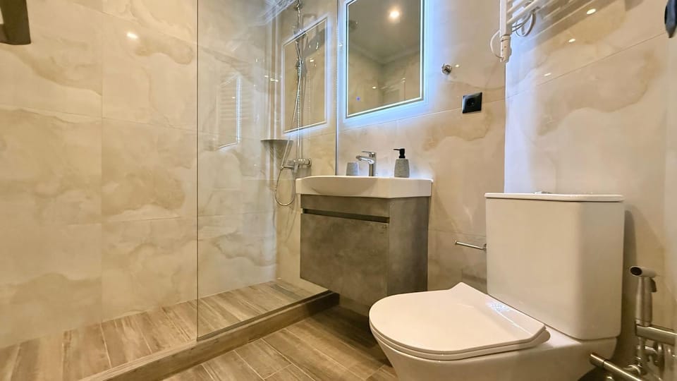 Shower, Toilet