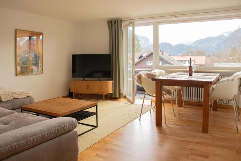 Natural landscape, Game Room, TV and multimedia, Living room, Seating area, Dining area, Evening entertainment, Mountain view