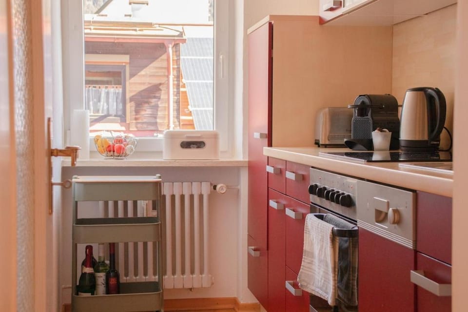 Coffee/tea facilities, Kitchen or kitchenette, oven, stove, toaster