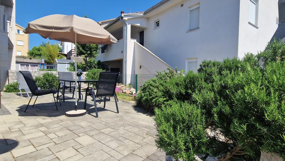 Property building, Patio, Day, Garden, Garden view