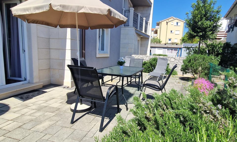 Property building, Patio, Day, Garden, Garden view