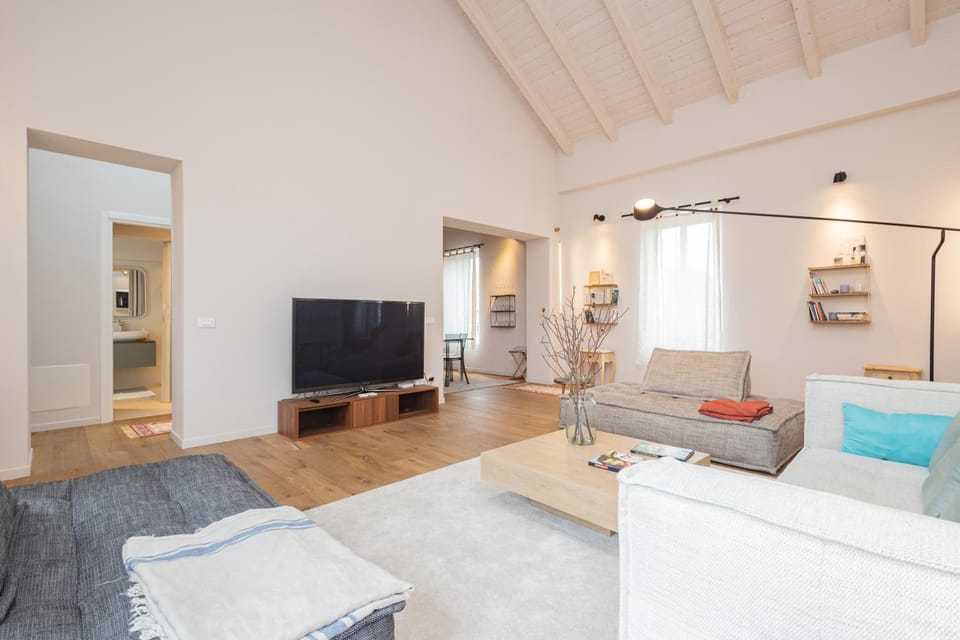 TV and multimedia, Living room, Seating area, Evening entertainment