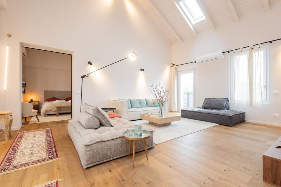 Bed, TV and multimedia, Living room, Photo of the whole room, Seating area