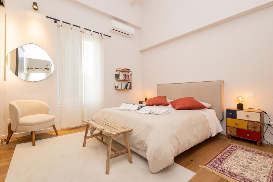 Bed, Living room, Photo of the whole room, Seating area, Bedroom, air conditioner