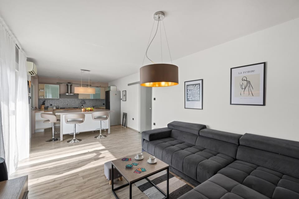 Kitchen or kitchenette, Living room, Seating area, Dining area