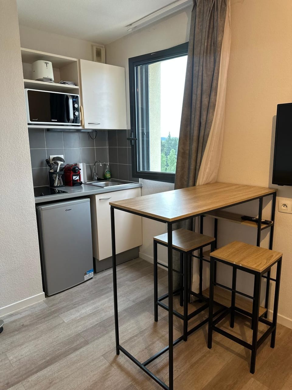 Kitchen or kitchenette