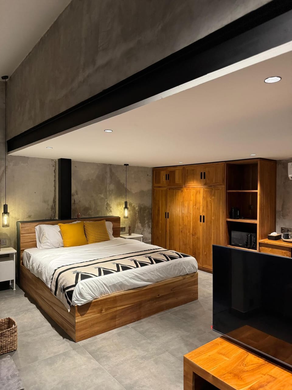 Bed, TV and multimedia, Photo of the whole room, Bedroom