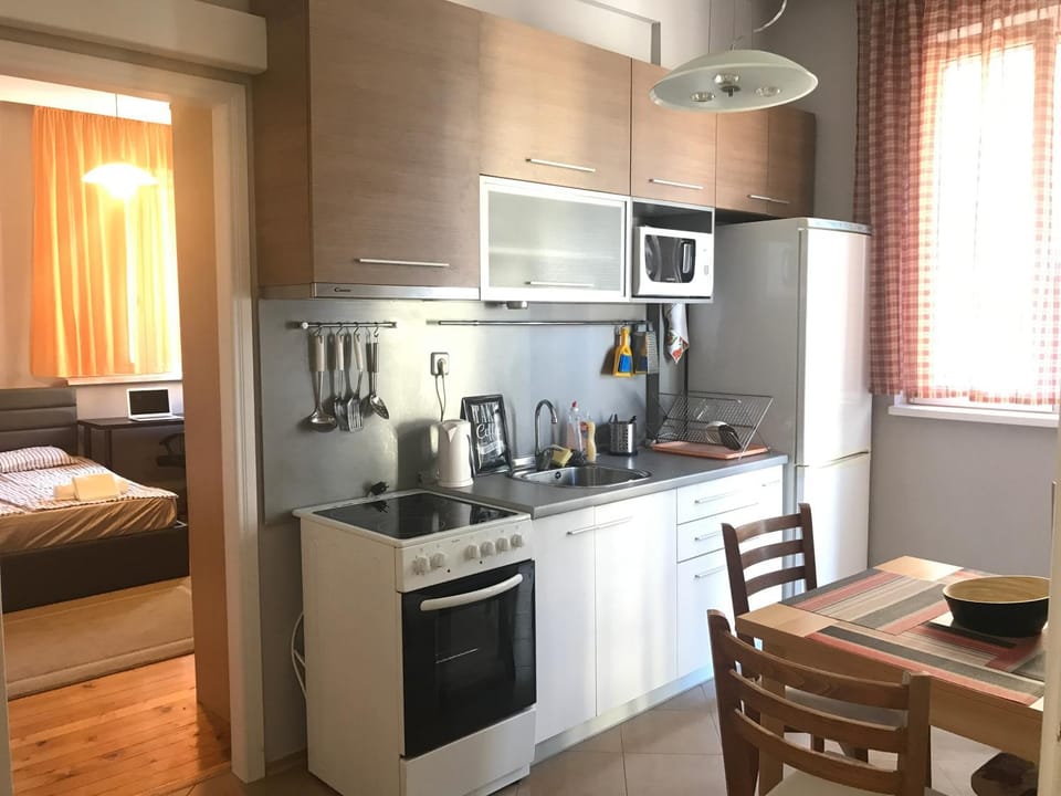 Kitchen or kitchenette, Dining area, Bedroom, microwave, oven, stove, kitchen