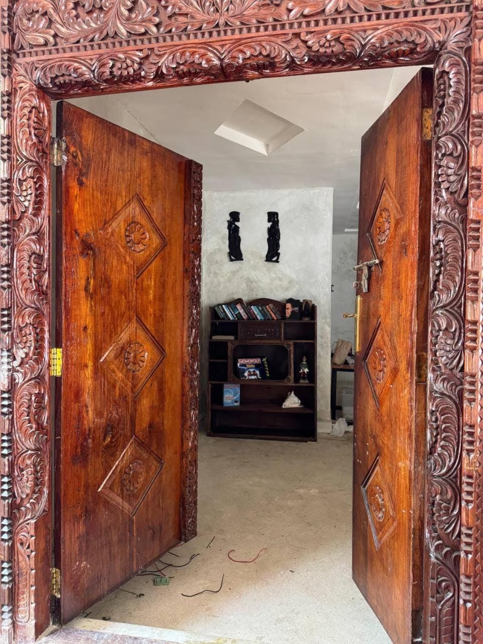 Facade/entrance, Library, Living room