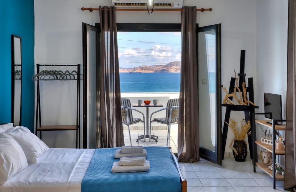 Bed, Natural landscape, TV and multimedia, View (from property/room), Balcony/Terrace, Living room, Photo of the whole room, Seating area, Evening entertainment, Bedroom, Mountain view, Sea view