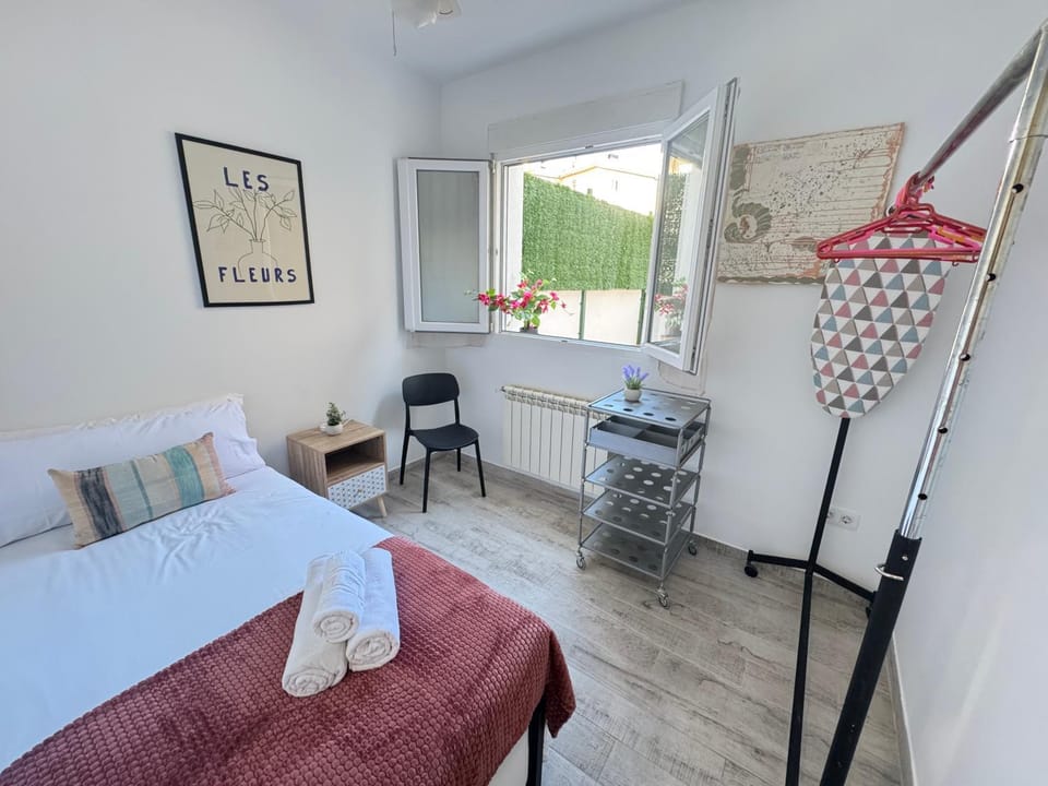 Photo of the whole room, Bedroom, towels