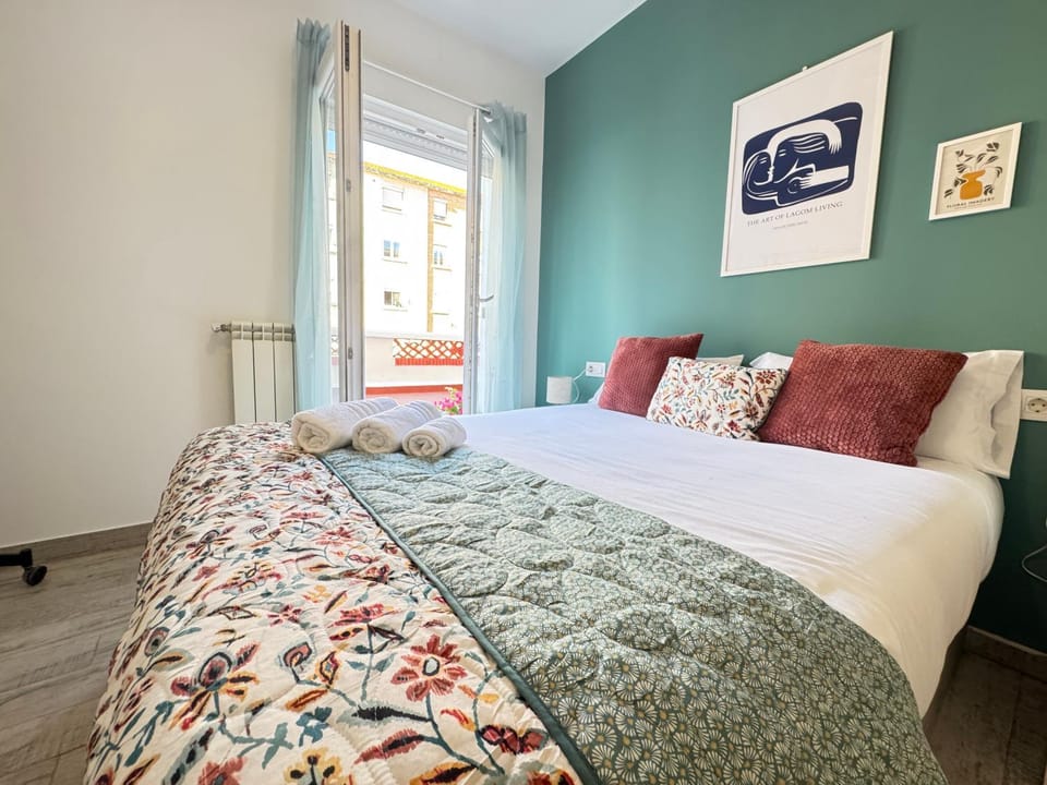 Bed, Photo of the whole room, Bedroom