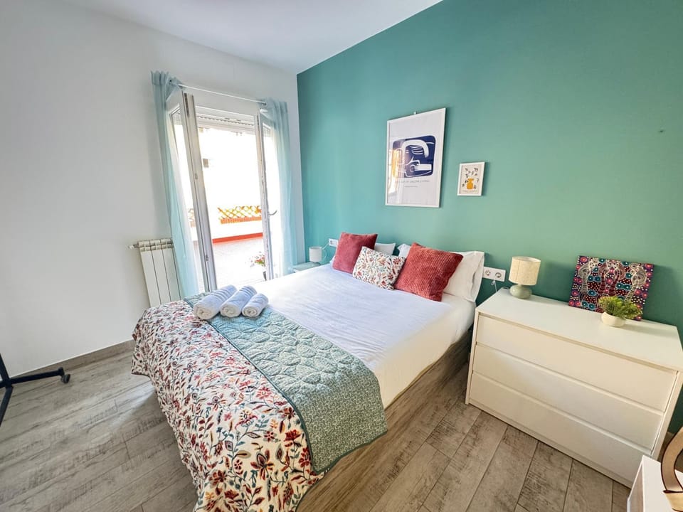 Photo of the whole room, Bedroom
