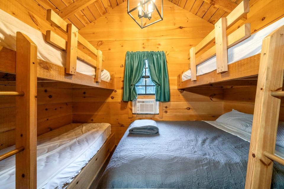 Bedroom, bunk bed