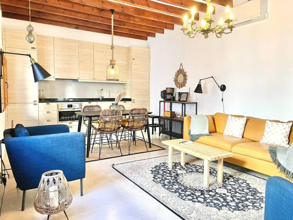 Kitchen or kitchenette, Living room, Seating area, Dining area