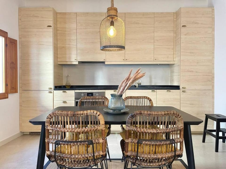 Kitchen or kitchenette, Living room, Seating area, Dining area