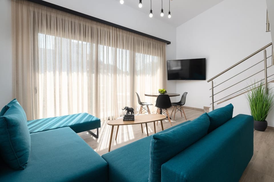 Communal lounge/ TV room, TV and multimedia, Living room, Seating area