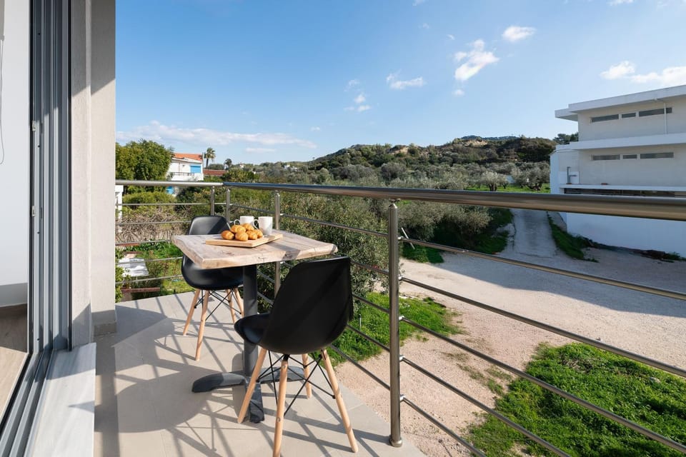 Property building, Patio, Spring, Day, Natural landscape, View (from property/room), Balcony/Terrace, Food and drinks, Dining area, Food, Mountain view