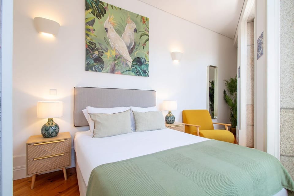 Bright Flat few steps to Aliados Av by LovelyStay Apartment in Porto