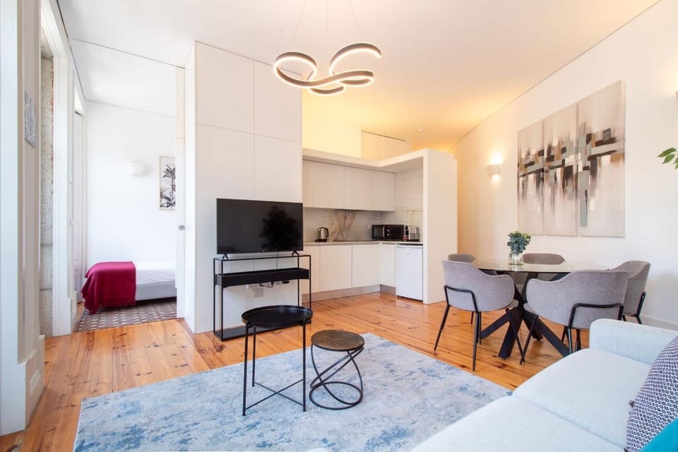 Bright Flat few steps to Aliados Av by LovelyStay Apartment in Porto