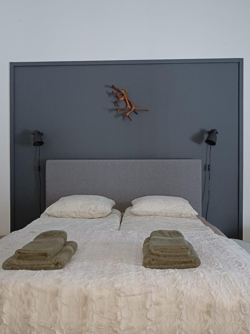 Bed, towels