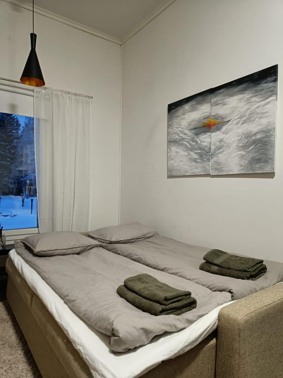 Bed, towels