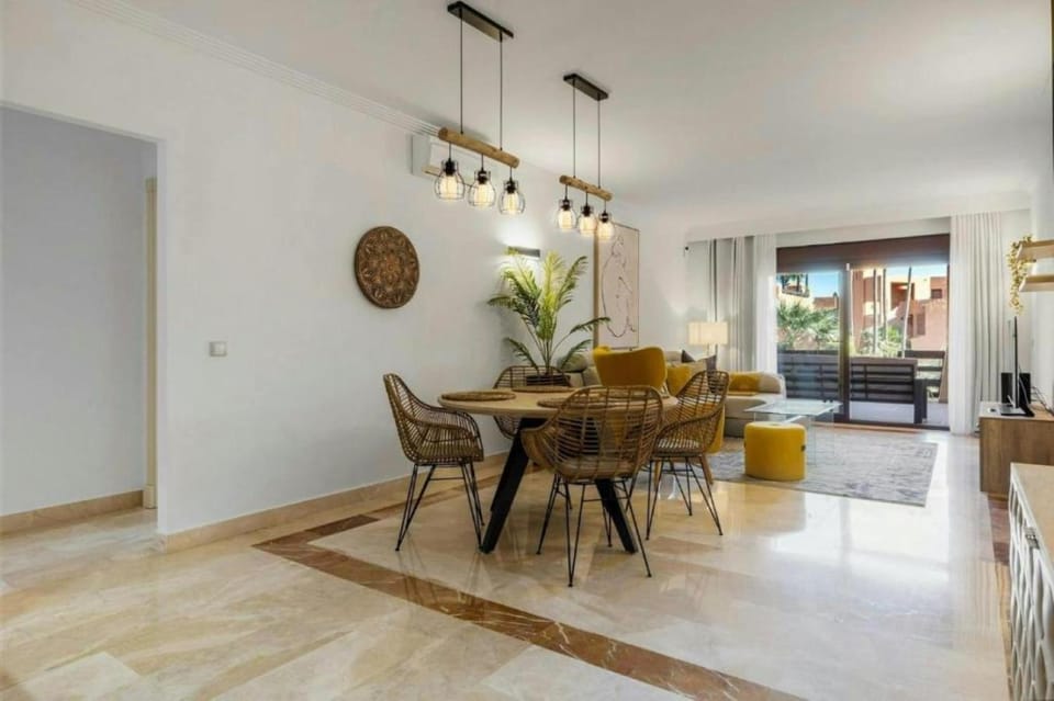 TV and multimedia, Living room, Seating area, Dining area, air conditioner