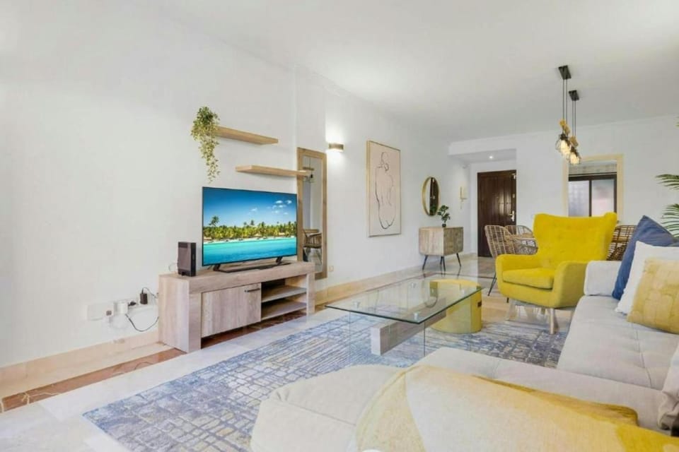 TV and multimedia, Living room, Seating area, Dining area, air conditioner