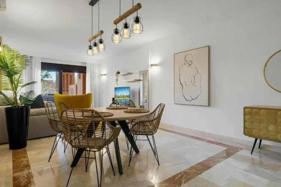 TV and multimedia, Living room, Seating area, Dining area, air conditioner