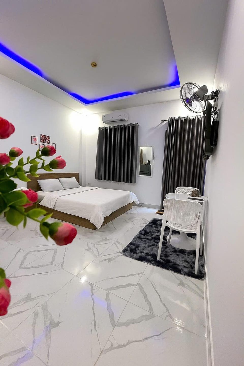Bed, Seating area, Bedroom