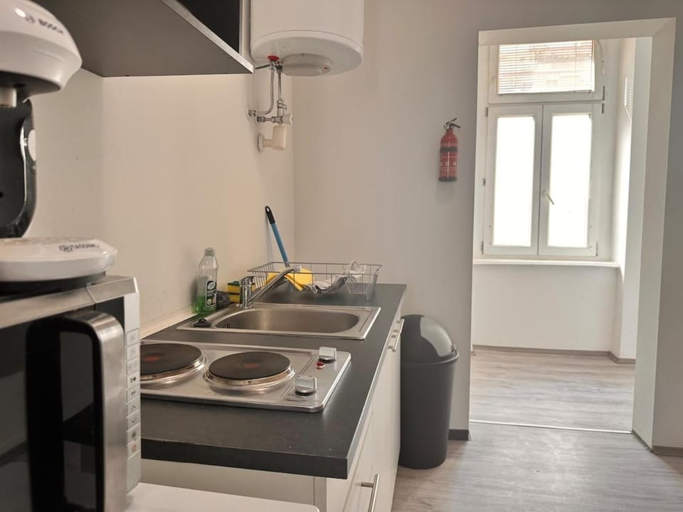 Kitchen or kitchenette, Food and drinks, Dining area, stove
