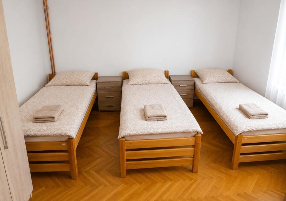 Bed, towels