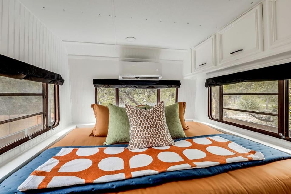 Unique Tiny House with Hot-tub, Fire Pit and Hiking Trail in Leander, Texas House in Lago Vista