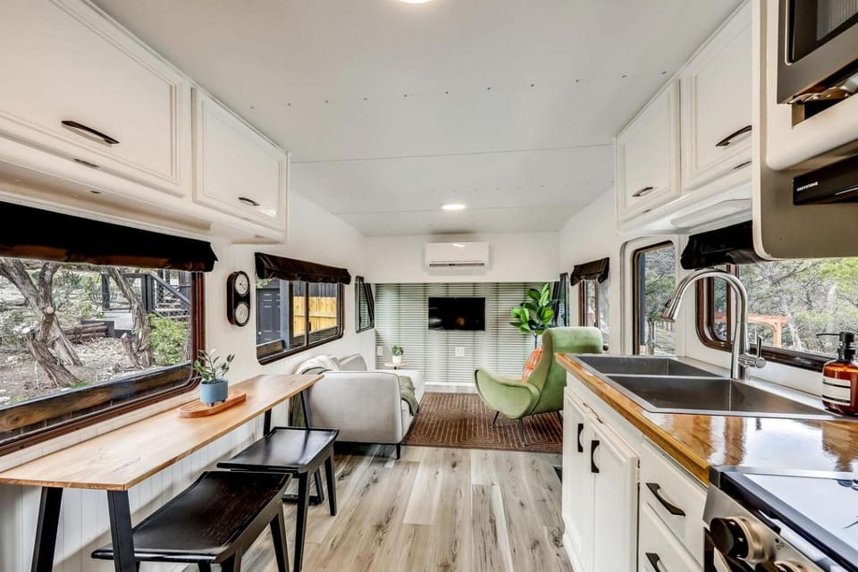 Unique Tiny House with Hot-tub, Fire Pit and Hiking Trail in Leander, Texas House in Lago Vista