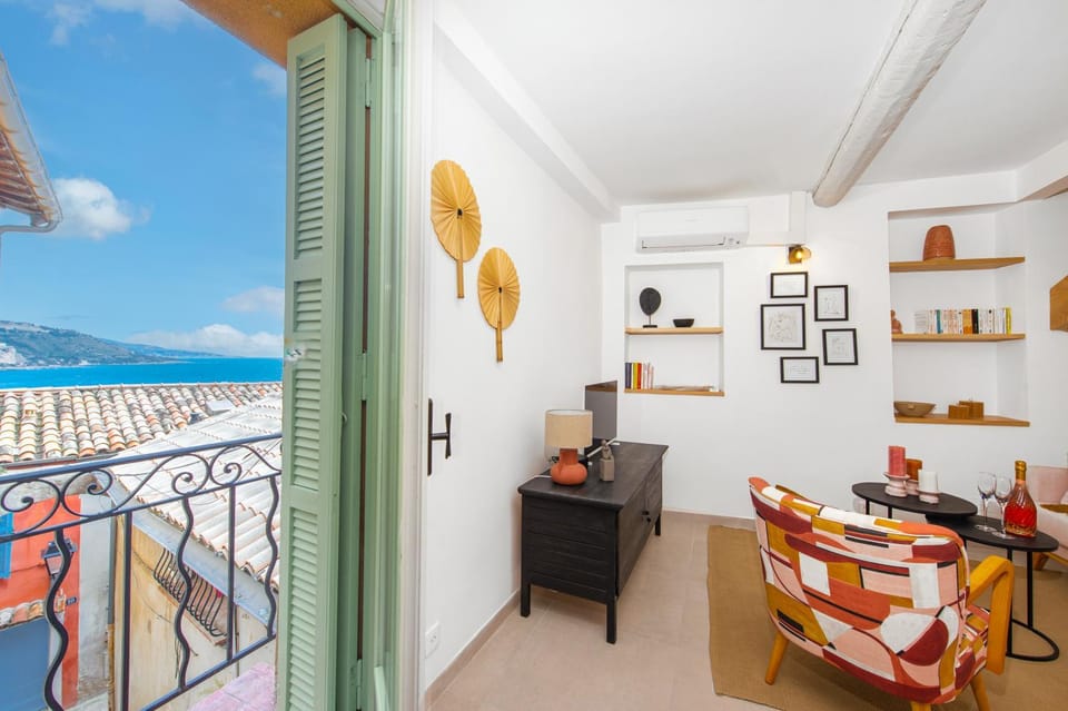 Natural landscape, View (from property/room), Balcony/Terrace, Living room, Seating area, Sea view