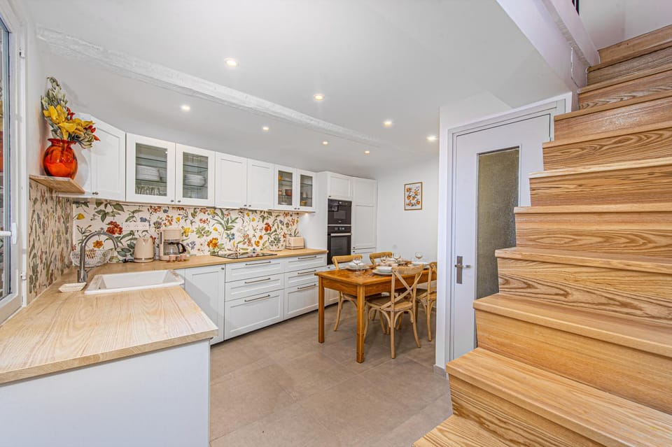 Kitchen or kitchenette, Dining area, dishwasher, oven, stove