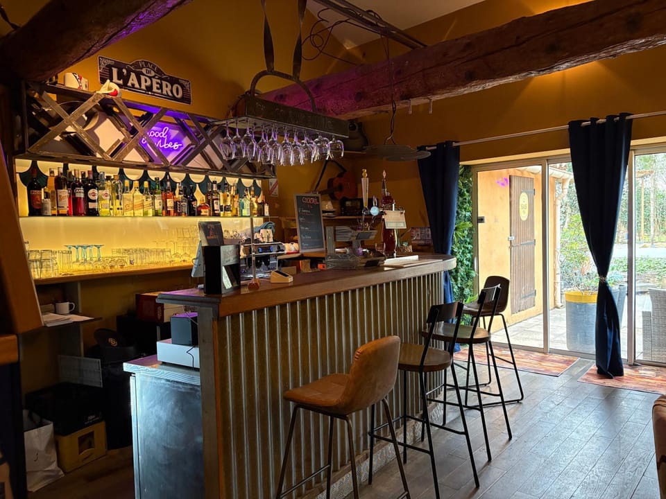 Restaurant/places to eat, Lounge or bar