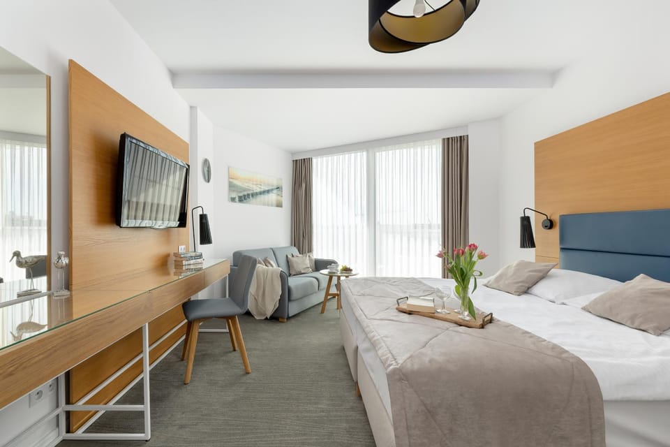Communal lounge/ TV room, Bed, TV and multimedia, Living room, Photo of the whole room, Seating area, Evening entertainment, Bedroom