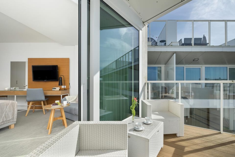 Communal lounge/ TV room, Day, TV and multimedia, View (from property/room), Balcony/Terrace, Living room, Seating area, Evening entertainment