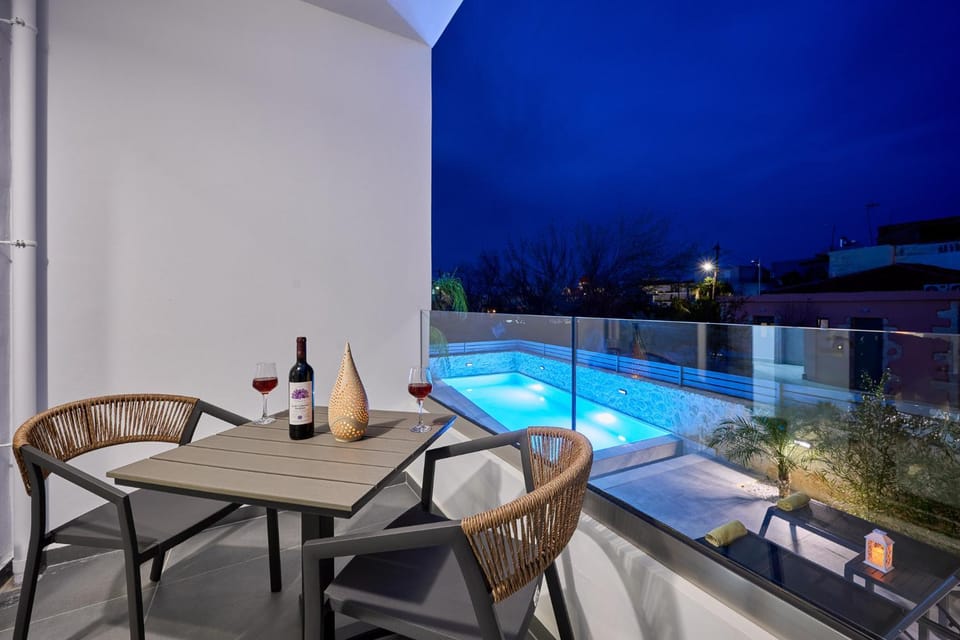 Night, Balcony/Terrace, Dining area, Pool view, Swimming pool, Drinks