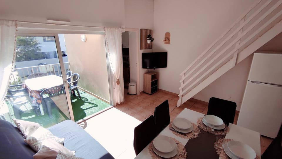 TV and multimedia, Living room, Seating area, Dining area