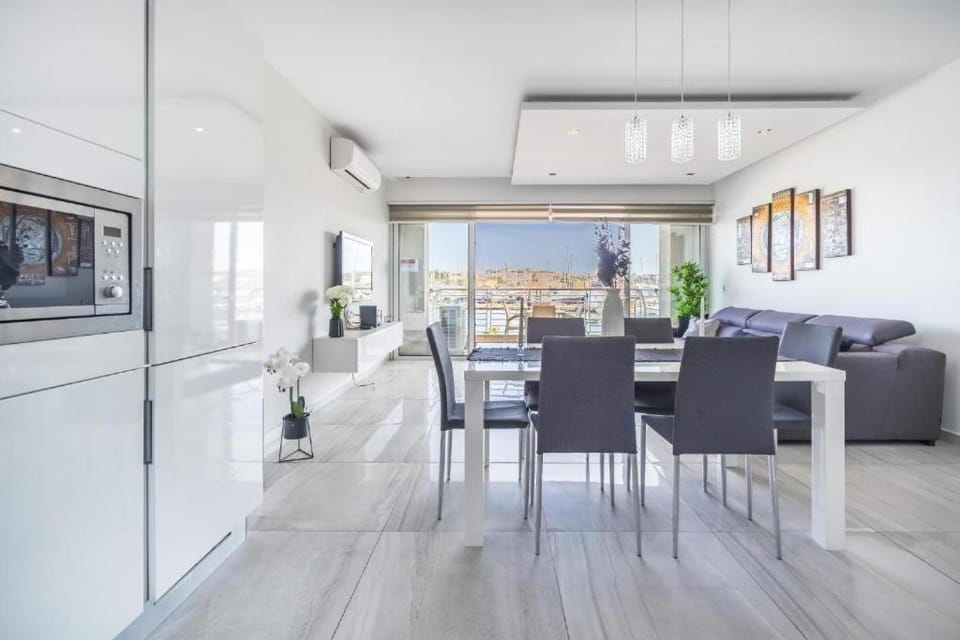 TV and multimedia, Kitchen or kitchenette, Living room, Seating area, Dining area