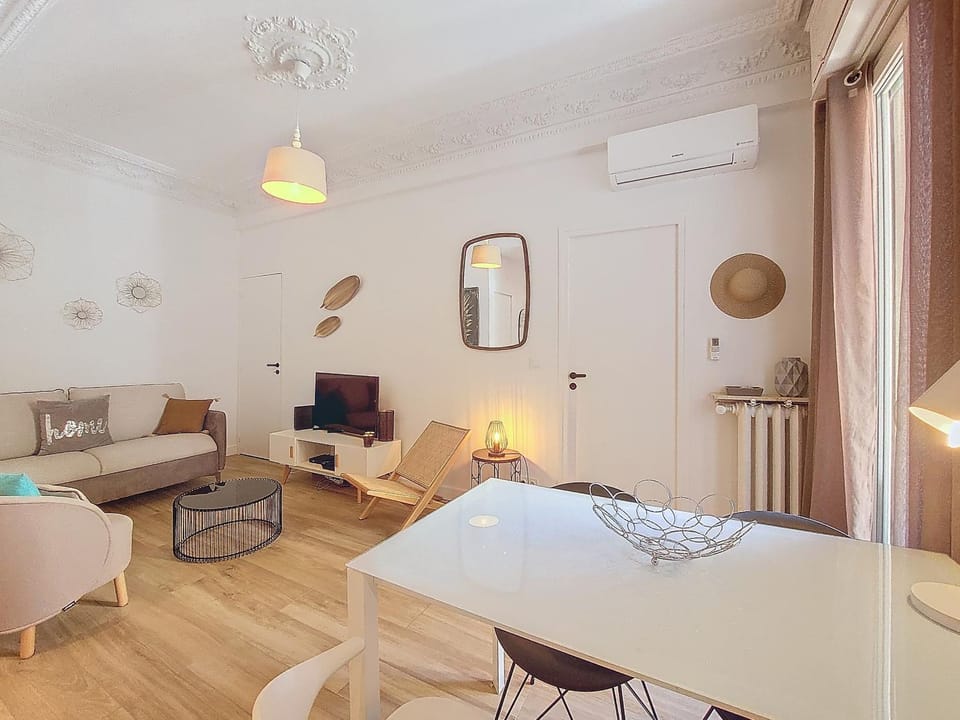 Living room, air conditioner